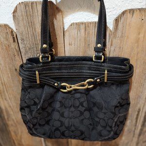 Coach  Black. Signature bag